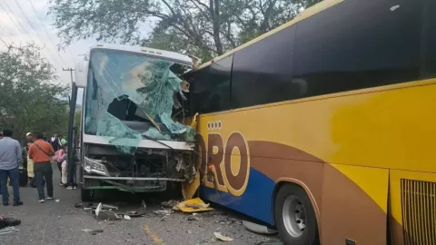 Choque entre dos autobuses deja dos muertos