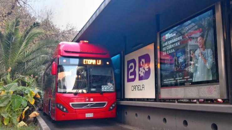 Unidad del Metrobús circulando por la estación Canela de la Línea 2