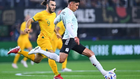 Edson Álvarez en partido entre México y Australia