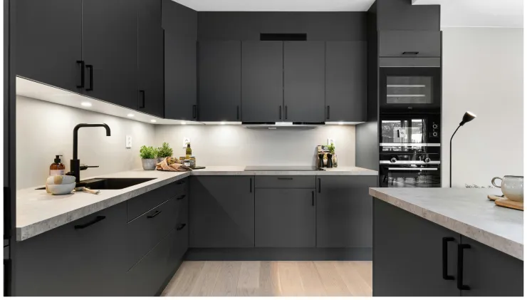 cocina pequeña negra