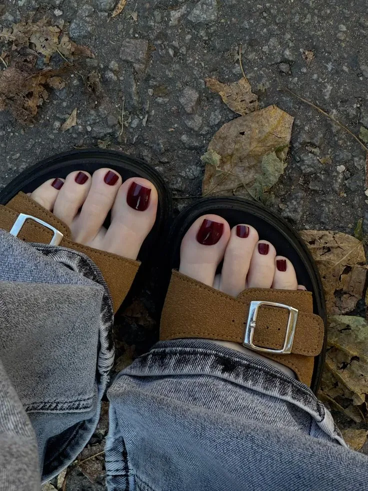 Uñas borgoña para unos pies elegantes