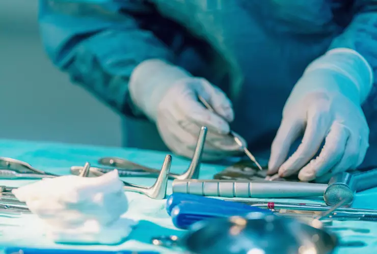 Hombre se opera la nariz con tutorial y termina en el hospital