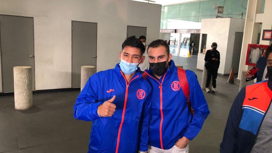 Uriel Antuna y Alejandro Mayorga llegaron a la Ciudad de México para reportar con Cruz Azul