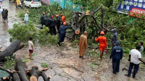 Mueren 13 personas tras devastador paso de ciclón en India