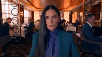 Para The New York Times, Demi Moore dio una entrevista en donde recalcó que la directora de ‘La Sustancia’ Coralie Fargeat tomó en cuenta a cientos de actrices para el papel de Elisabeth Sparkle. | Foto: MUBI