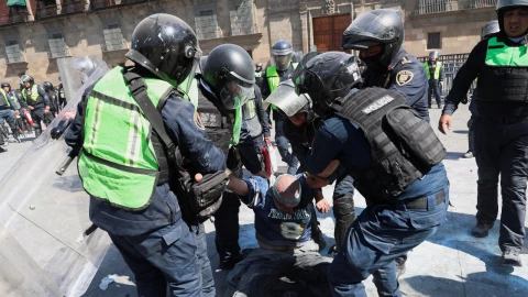 Agentes de policía rodean a un manifestante herido durante una protesta contra la inseguridad y la corrupción en el país, en la Ciudad de México , México , el 15 de noviembre de 2025.