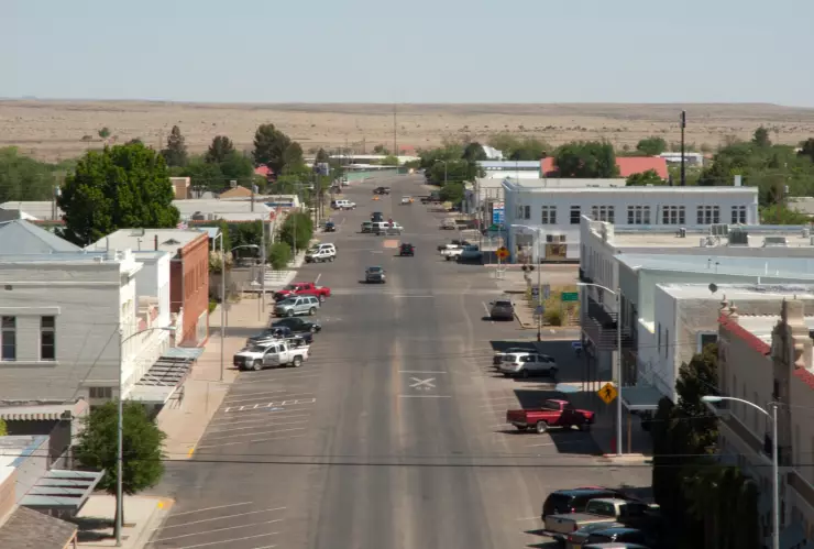 Vista aérea de un pequeño pueblo de Texas, con sus calles y edificios pequeños