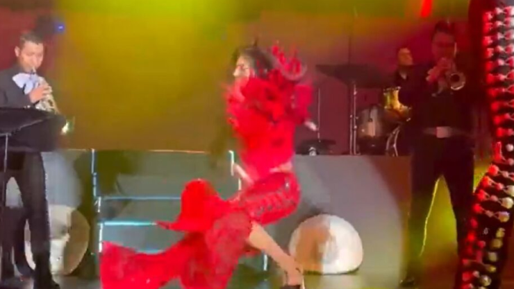 Video ¡A lo Juanga! Ana Bárbara se cae en pleno concierto