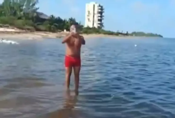 exhiben a extranjero por supuestamente adueñarse de la playa yucatan