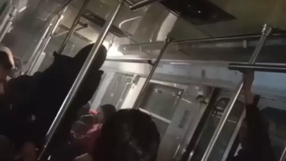 Humo en tren de la Línea 6 del Metro CDMX