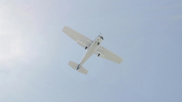 Avión volando_reportan desaparición aeronave en Alaska.jpg