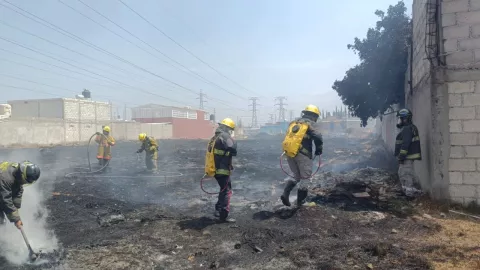Incendio provoca columna de humo en la colonia 3 de Mayo, Puebla hoy; así alertó a vecinos