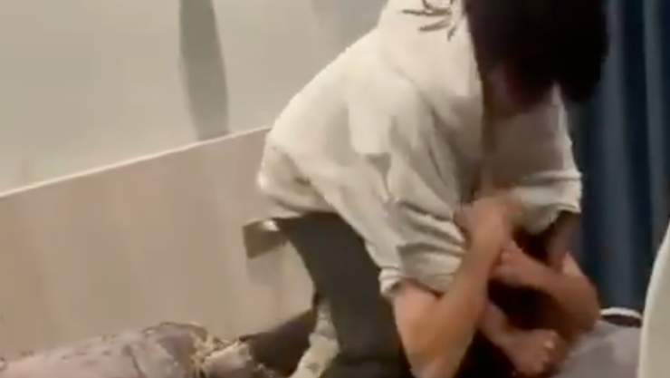 Sorprende a su esposa con otro.