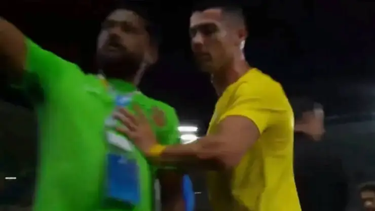 VIDEO_ Cristiano Ronaldo empuja a fan que quería foto con él; lo tunden en redes.jpg