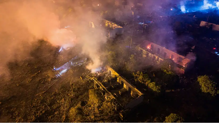 Bomberos apagan el fuego en una fábrica de pirotecnia en China.