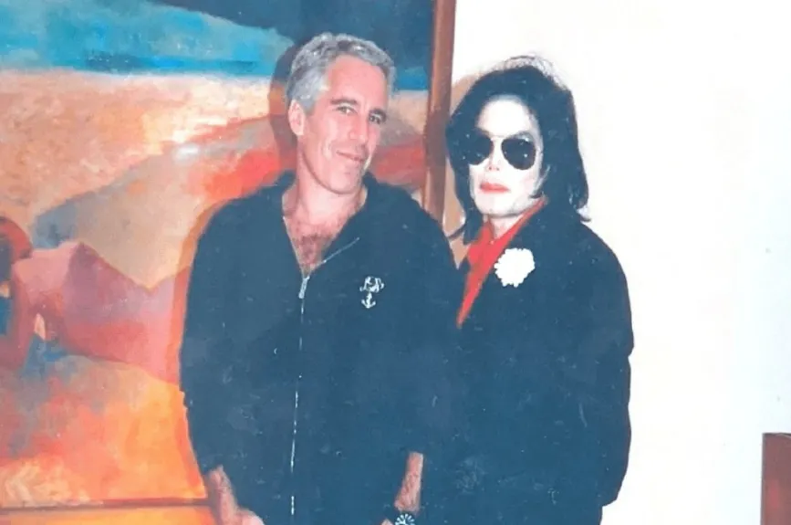 Jeffrey Epstein posa con Michael Jackson en esta imagen publicada por el Departamento de Justicia en Washington, D.C., EE. UU., el 19 de diciembre de 2025, como parte de un nuevo conjunto de documentos de sus investigaciones sobre el difunto financista y delincuente sexual convicto Jeffrey Epstein .
