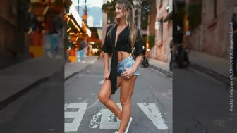 Valeria en la calle.jpg