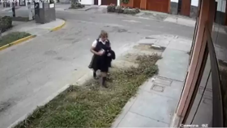 El VIDEO del hombre que se disfrazó de colegiala para acosar a las estudiantes de una escuela