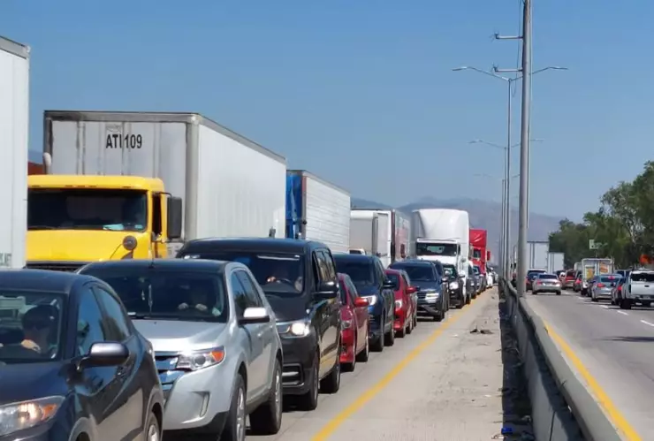 Autos mene l tráfrico de la garita de Otay