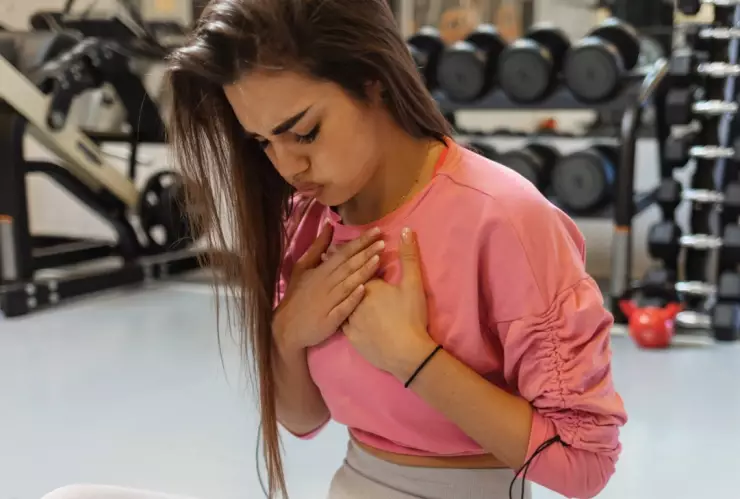 Tomó una bebida energética antes del entrenamiento y sufrió un paro cardíaco