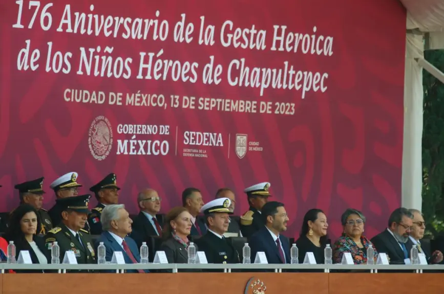 AMLO devela placa por los 200 años del Heroico Colegio Militar