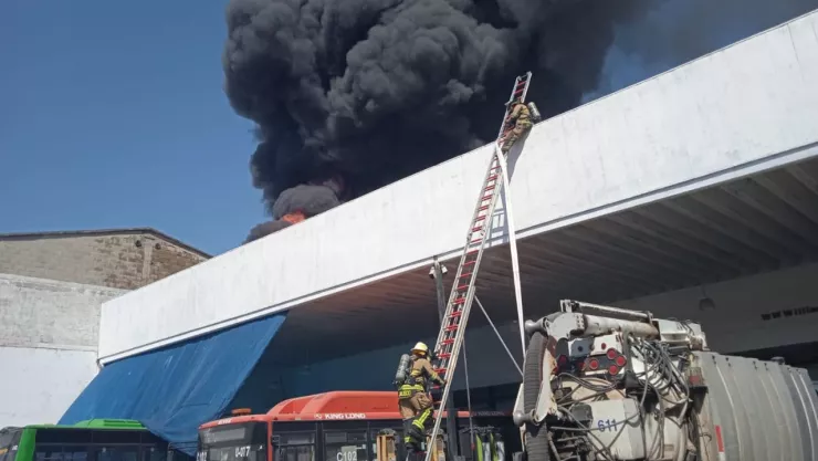 Suman tres personas lesionadas tras incendio de empresa de aceites en Lázaro Cárdenas