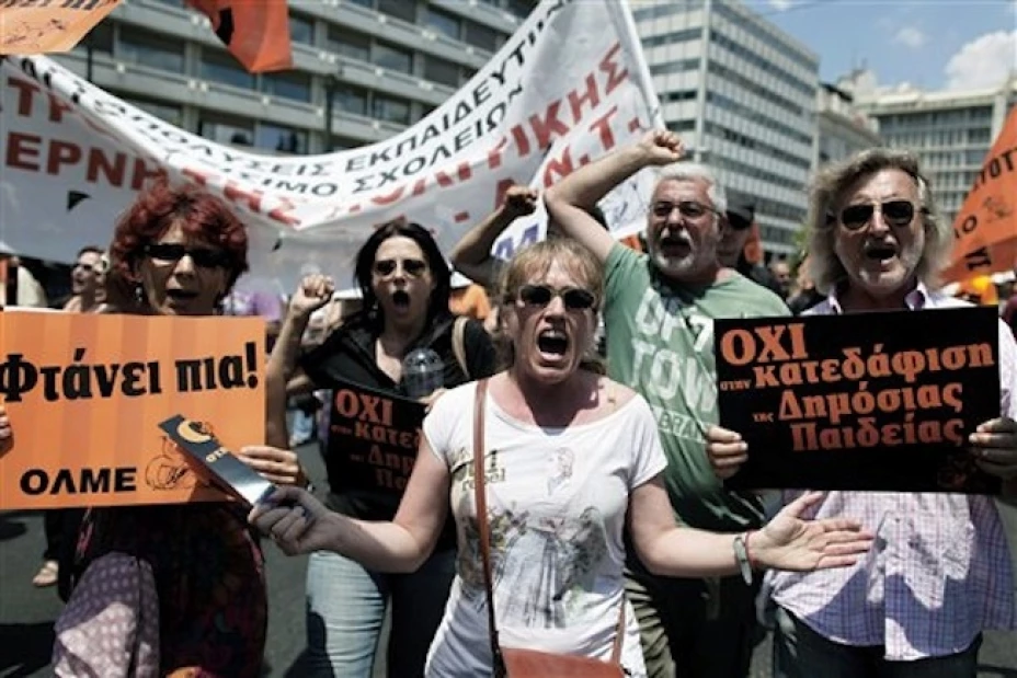 Los sindicatos que se oponen a las medidas de austeridad en Grecia inician la cuarta huelga general de este año, mientras el gobierno planea eliminar empleos del sector público
