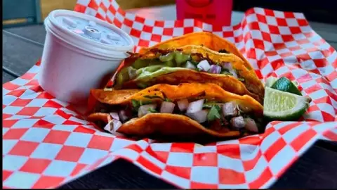 los deliciosos platillos que brindan en Birria Bros.