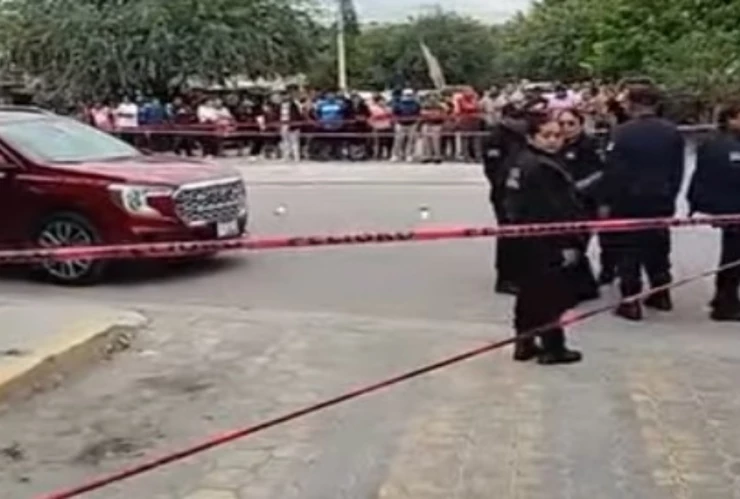 Asesinan en balacera a ‘El Betín’, expresidente municipal de Altepexi, Puebla. En la imagen se observa el intenso operativo de los policías municipales tras el ataque armado contra Alberto Hernández.