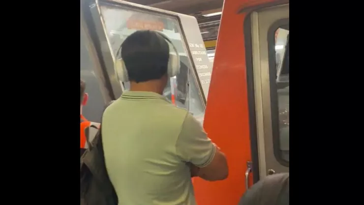 Tren remolca a otro en Línea 5