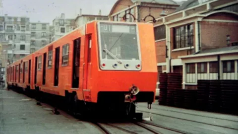 Tren MP68 del Metro CDMX en los talleres de París en el año 1969, antes de traerlos a México