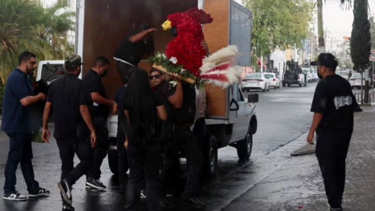 Flores sin remitente y un gallo gigante: el presunto velorio de El Mencho