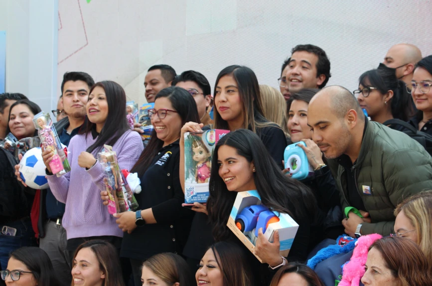 Todos querían posar a la hora de hacer su increíble donativo