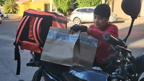 Miriam, repartidora de comida en Culiacán