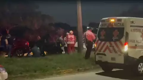 Hombre se siente mal y choca contra dos vehículos en Coatzacoalcos