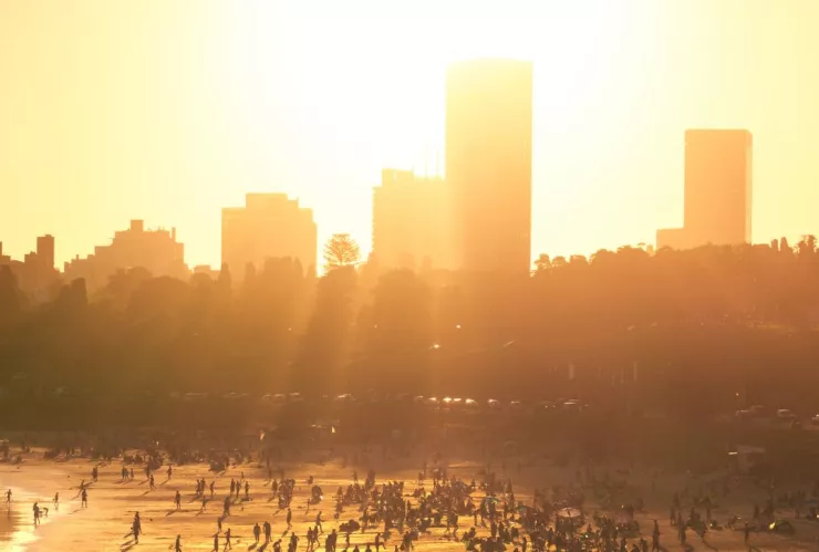fuerte rayo de sol, hay algunos edificios visibles