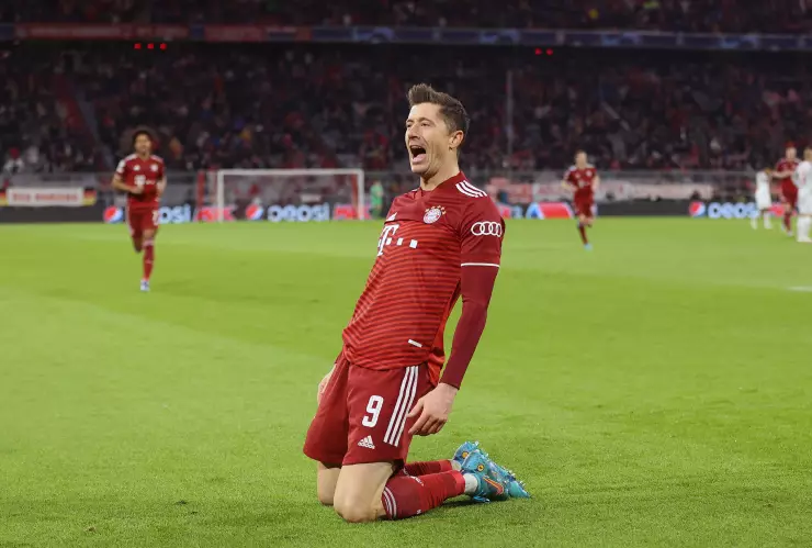 Robert Lewandowski juagría en el Real Madrid Barcelona