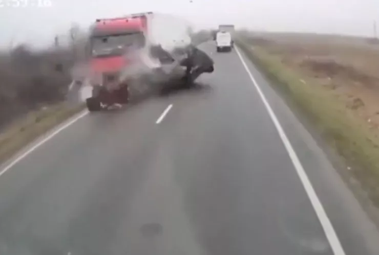 VIDEO ¡IMÁGENES FUERTES! Mueren tras salir volando de una camioneta durante un accidente en Rumania