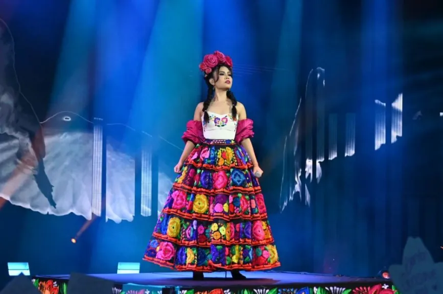 Isaveli Laina cerró con broche de oro la noche mexicana en el Noveno Concierto de La Academia 2024 con su impresionante interpretación de “Cucurrucucú paloma”. La actuación de Isaveli fue el clímax de una velada memorable, y su presencia en el escenario dejó una impresión duradera. Arturo López Gavito, visiblemente emocionado, pidió a las académicas que felicitaran a Isaveli, declarando que su presentación fue la mejor de la noche y el cierre perfecto para una jornada extraordinaria.
