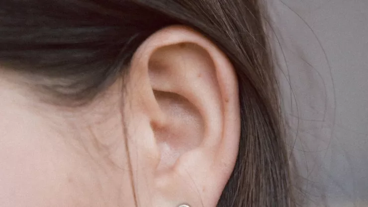 Por esta razón los expertos recomiendan NO limpiar los oídos con hisopos