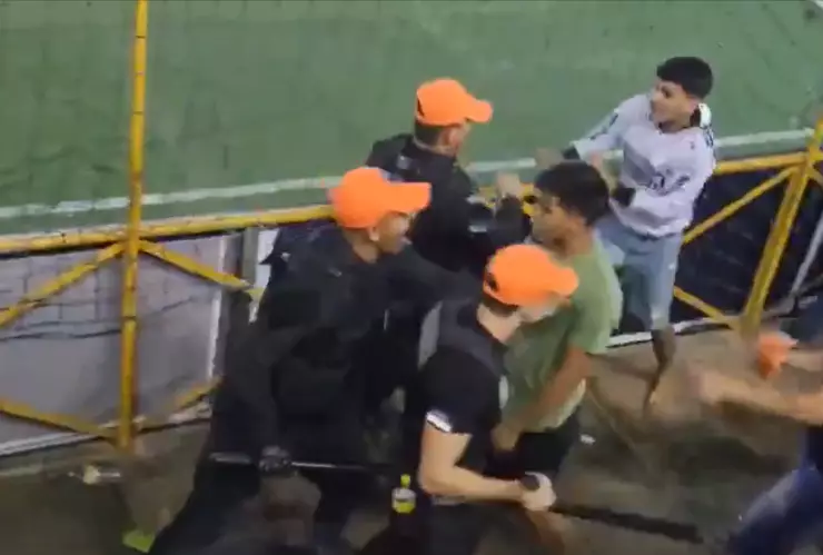 Policías y aficionados