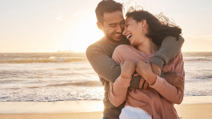 Dos personas abrazadas