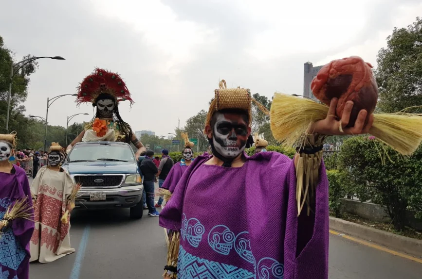 2 mil 500 artistas en acción, 11 carros alegóricos, 22 comparsas y diversos grupos de coreografías llenaron de alegría el corazón de la CDMX.