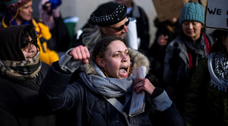 Cientos protestan en Estados Unidos contra redadas del ICE