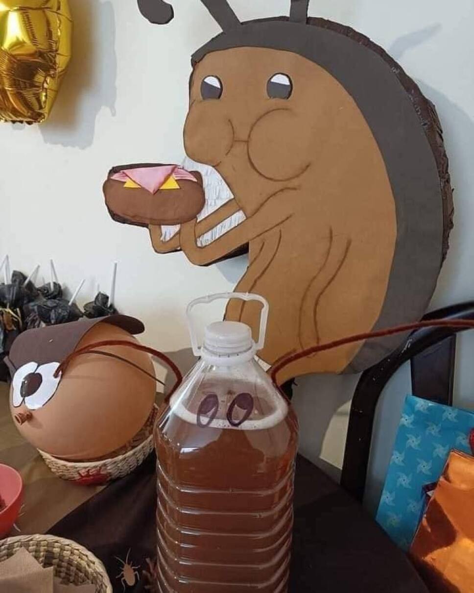 Niña celebra su cumpleaños con fiesta temática de cucaracha