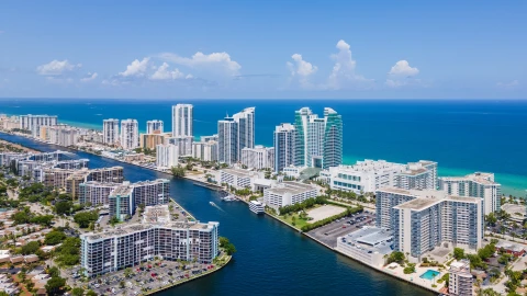Vista aérea de la costa de Florida, con grandes edificios a la vera de la playa y las aguas costeras