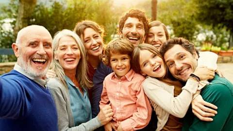 La mejor edad para ser feliz, según un estudio internacional