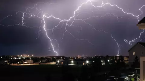 Pronostican tormentas eléctricas y posibles apagones en BC este martes