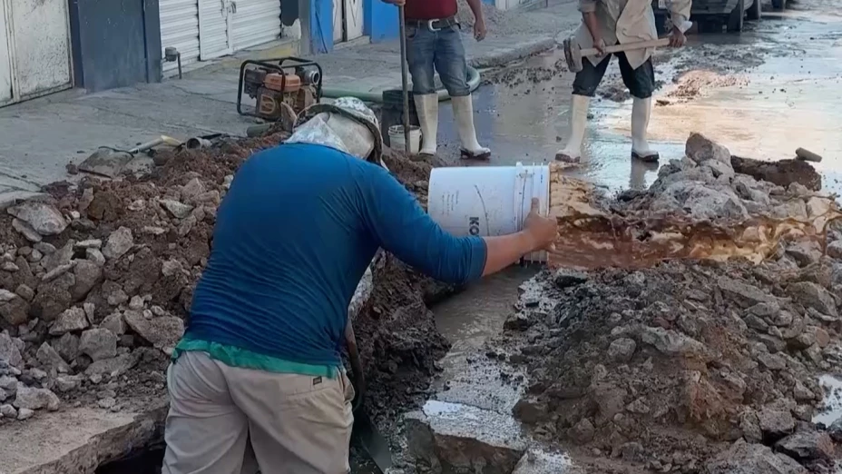 Vecinos reportan fuga de agua recurrente en la calle Prolongación Iturbide en Jesús María