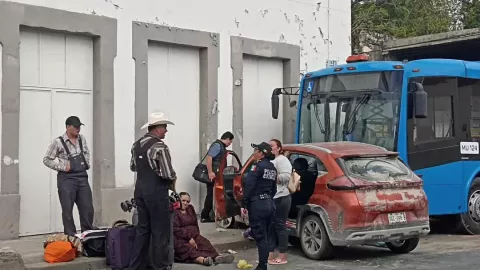 Fuerte accidente en el centro de Mérida tras volarse el alto; coche choca contra Va y Ven 2.jpeg